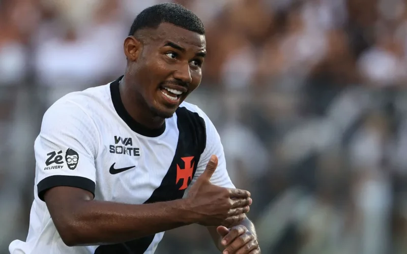 بوروسيا دورتموند وباير ليفركوزن يتنافسان على ضم نجم برازيلي من الدوري الإنجليزي